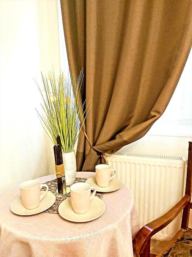 Appartement Nora Studio Apartman - Eger Extérieur photo