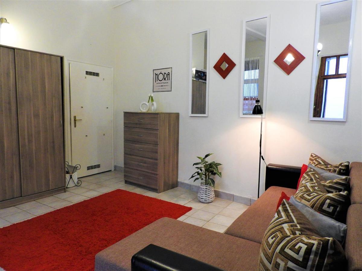 Appartement Nora Studio Apartman - Eger Extérieur photo